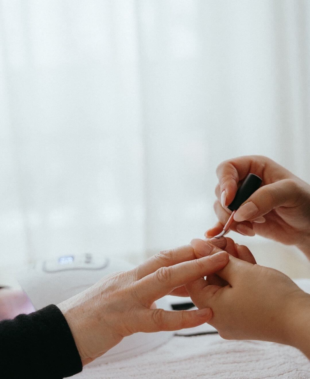 Manucure au vernis cuit à Québec, pose soignée et longue tenue Concept Beauté.