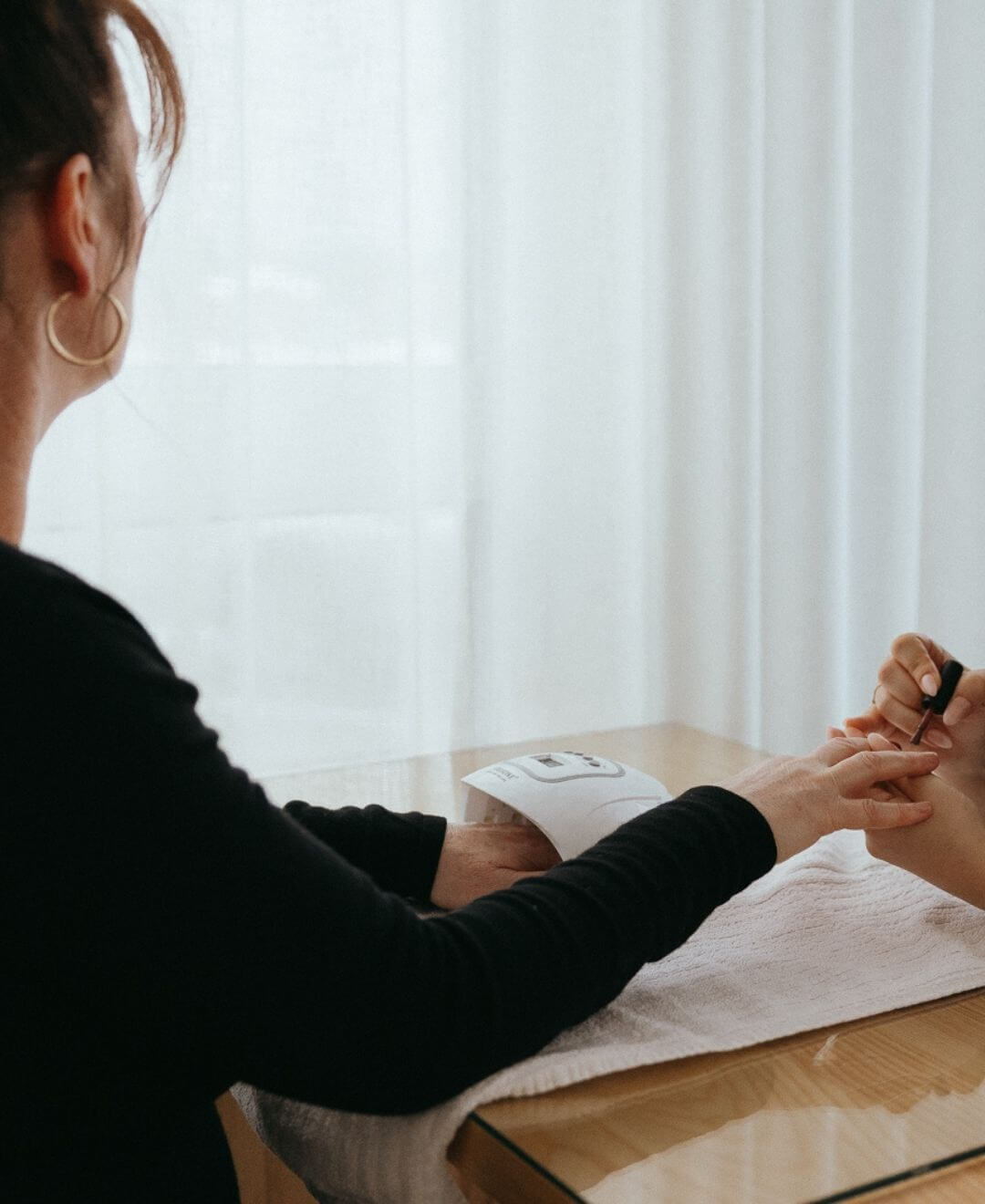 Manucure au vernis cuit sous lampe LED à Québec, soin professionnel Concept Beauté.