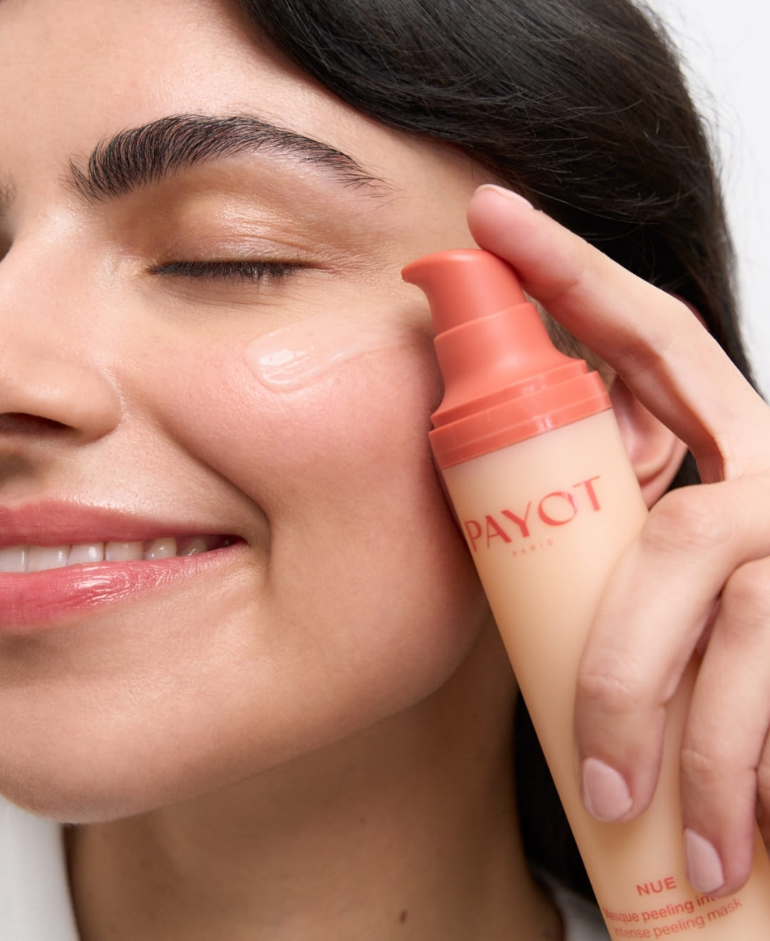 Application du Masque Peeling Intense Nue PAYOT, soin exfoliant visage pour une peau lissée – boutique en ligne Concept Beauté.