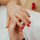 Mini manucure pour enfant au vernis cuit à Québec, ongles brillants et durables chez Concept Beauté.