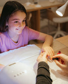 Manucure enfant à Québec, vernis appliqué en douceur dans un salon esthétique professionnel.