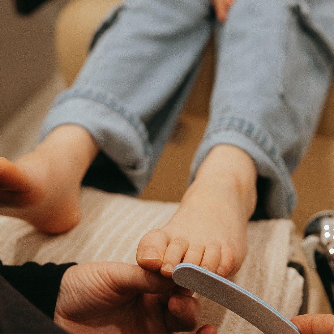 Mini pédicure pour enfant avec limage des ongles chez Concept Beauté Cap-Rouge, Charlesbourg et Lac-Beauport