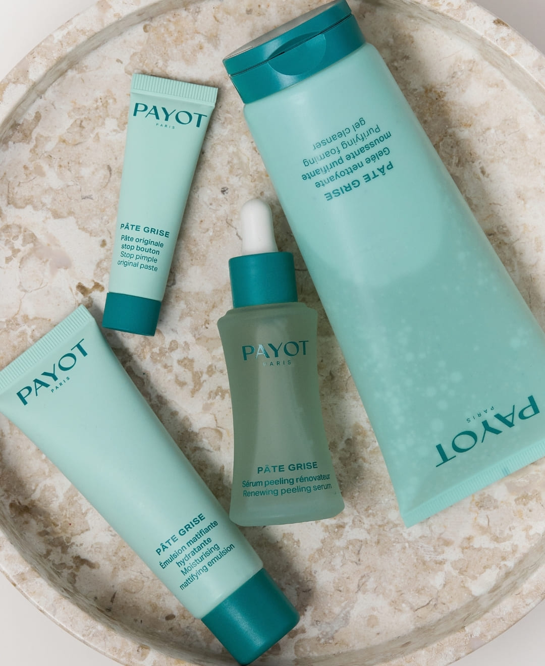 Routine Pâte Grise PAYOT : gelée nettoyante, Pâte Originale, sérum peeling et émulsion, disponible sur la boutique en ligne de Concept Beauté.