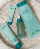 Routine Pâte Grise PAYOT : gelée nettoyante, Pâte Originale, sérum peeling et émulsion, disponible sur la boutique en ligne de Concept Beauté.