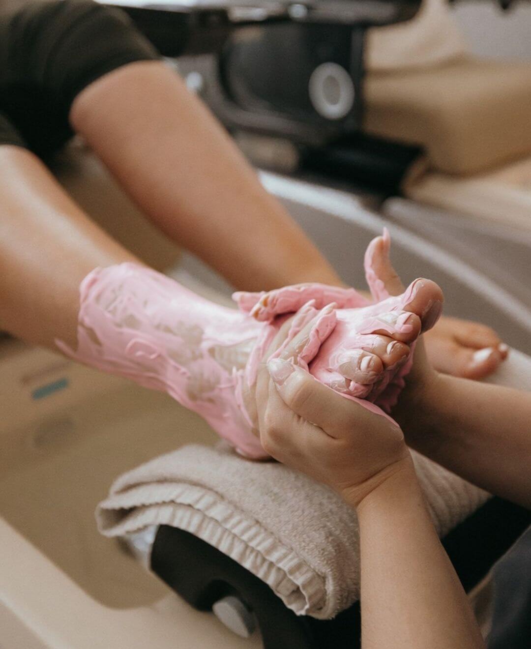 Pédicure Royale BLOOM avec masque hydratant des pieds pour une peau douce, Concept Beauté Cap-Rouge, Charlesbourg, Lac-Beauport