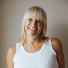 Femme blonde mature souriante illustrant le peeling MeLine pour peaux caucasiennes. Concept Beauté Cap-Rouge, Charlesbourg et Lac-Beauport.