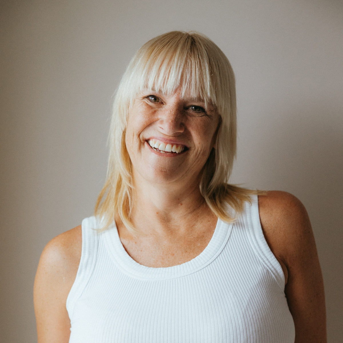 Femme blonde mature souriante illustrant le peeling MeLine pour peaux caucasiennes. Concept Beauté Cap-Rouge, Charlesbourg et Lac-Beauport.