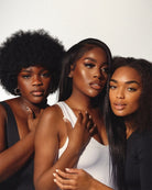 Trois femmes à la peau lumineuse illustrant le Peeling Dermique pour peaux ethniques chez Concept Beauté, soin rénovateur éclat et uniformité.