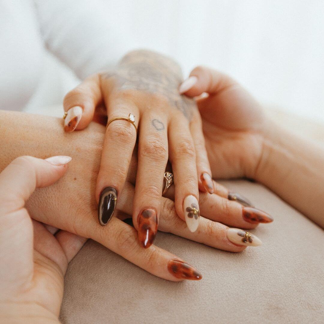 Pose d’ongles artistique à Québec, rallongement et nail art professionnel Concept Beauté.