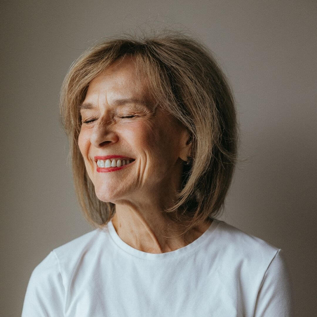 Femme mature souriante après un soin ProLift HIFU, traitement raffermissant non invasif offert chez Concept Beauté à Québec.