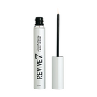 Image du sérum pour cils Revive7 dans son format 3 ml. Le flacon blanc métallique est élégant, avec l’inscription noire « Revive7 Nourishing Lash Serum » à la verticale. Le bouchon est ouvert, laissant apparaître l’applicateur fin muni d’un pinceau à embout orange. Ce sérum canadien est conçu pour stimuler la pousse des cils, les fortifier et les allonger en quelques semaines, sans ingrédients nocifs. Produit recommandé pour un regard naturellement plus dense, idéal en complément d’un rehaussement de cils.