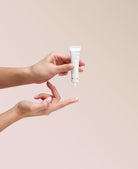 Soin Lèvres et Contour Cell Shock Swiss Line tenu entre les mains, soin réparateur anti-âge pour lèvres et contour – boutique en ligne Concept Beauté.
