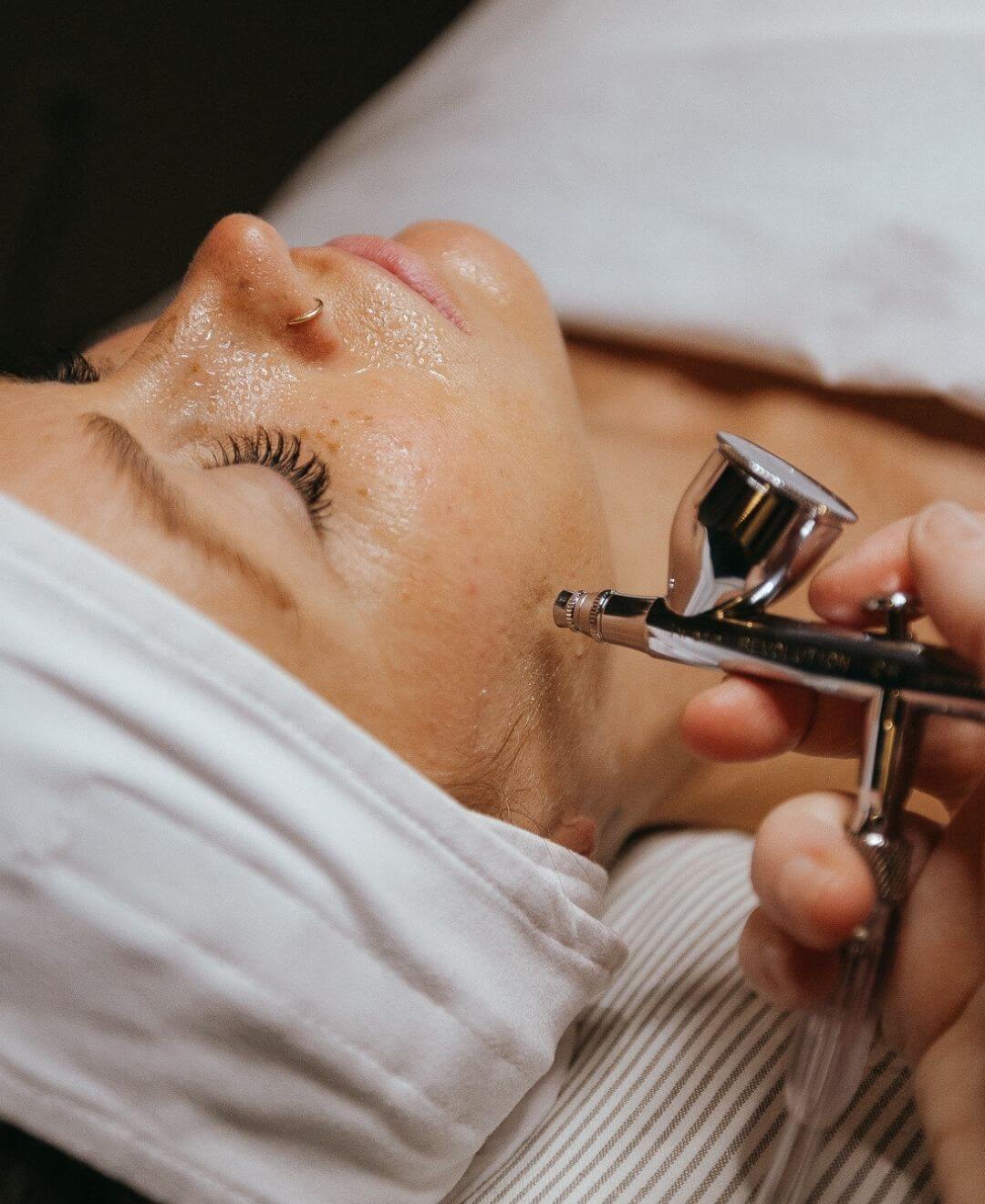 Soin à l’Oxygène Pur du visage chez Concept Beauté à Québec, oxygénation intense pour une peau lumineuse et revitalisée.