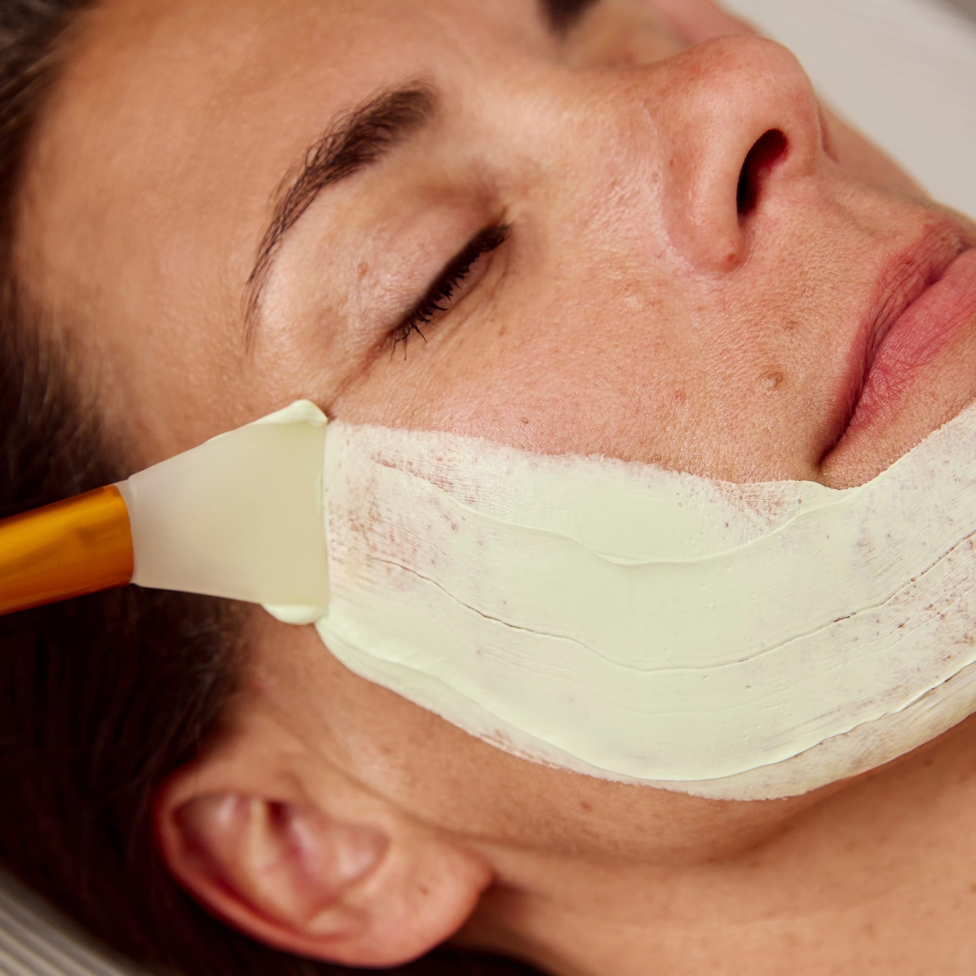 Application d’un masque lors d’un soin du visage chez Concept Beauté Cap-Rouge, Charlesbourg et Lac-Beauport.